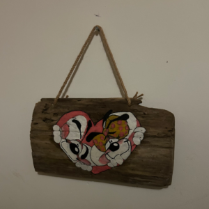 Peinture sur bois personnalisable, réalisée à la main. Modèle Diddl ou autres motifs au choix. Création unique idéale pour une décoration de chambre, un cadeau personnalisé ou une naissance. Possibilité d'ajouter un prénom, une date ou un message.