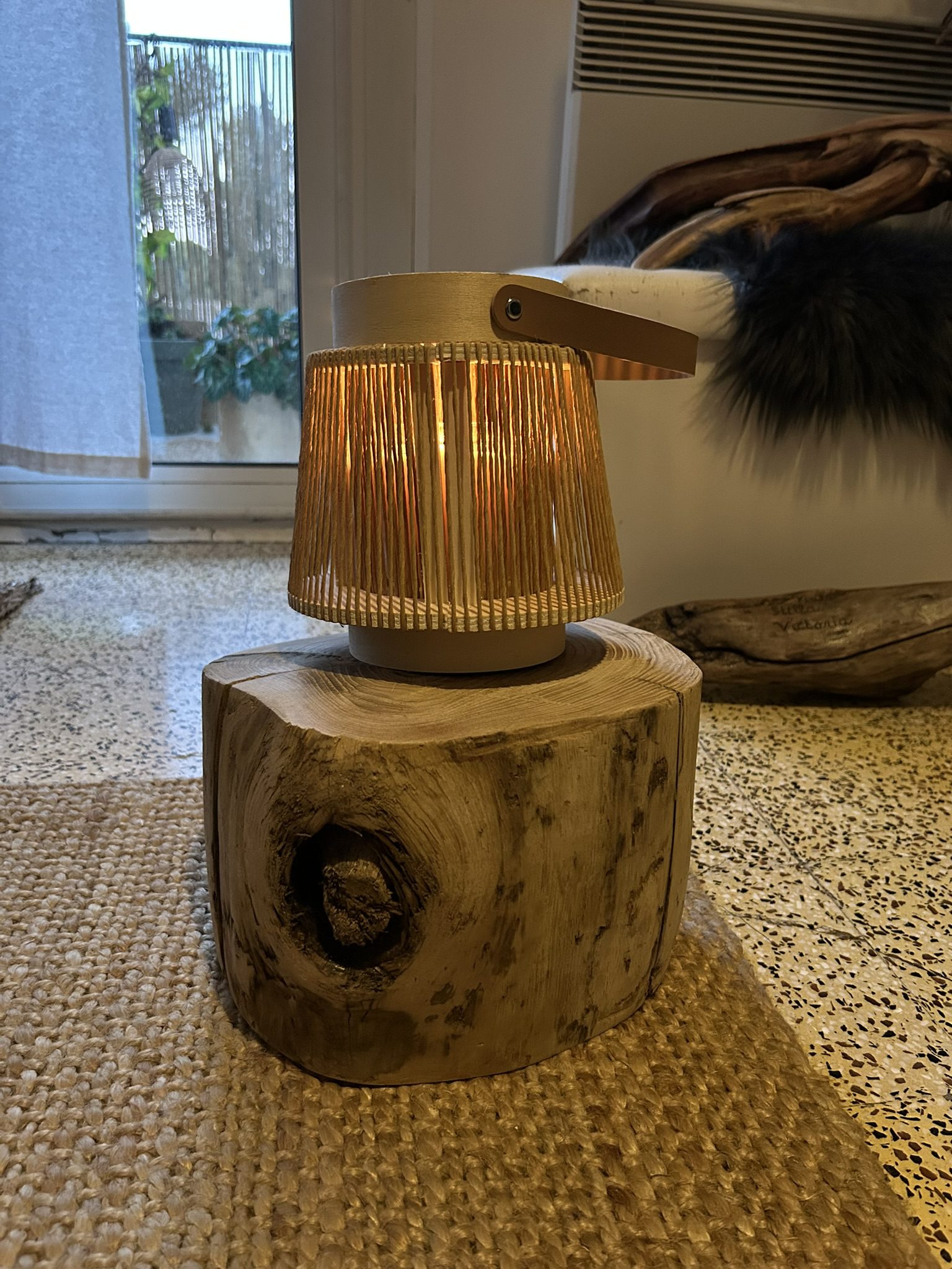 tabouret décoratif en bois avec nœud naturel apparent pièce unique artisanale style authentique