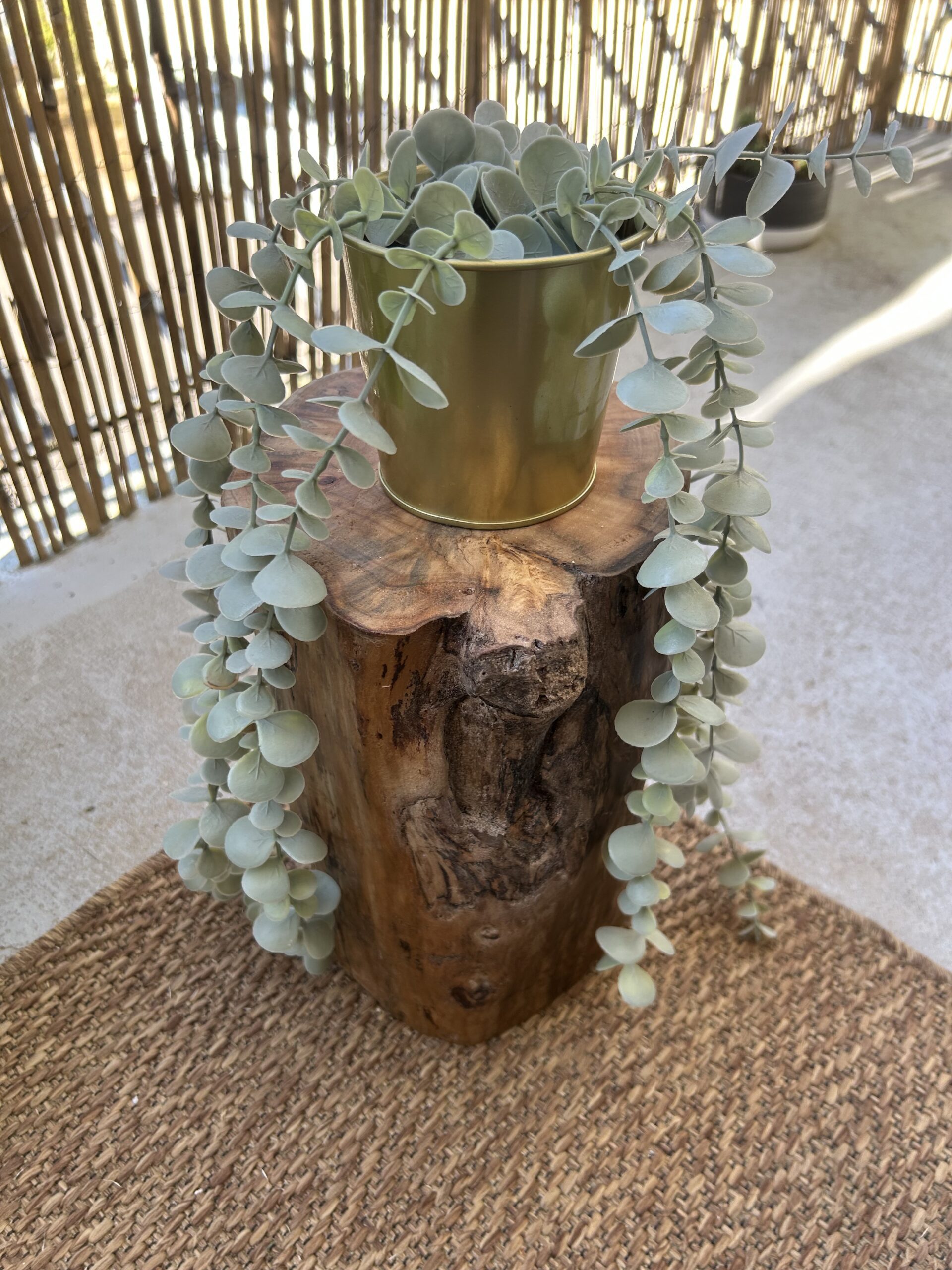 tabouret en bois naturel avec veinage apparent finition brute décoration artisanale