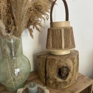 Tabouret en bois massif, avec texture naturelle et veinage marqué, pièce artisanale au caractère unique