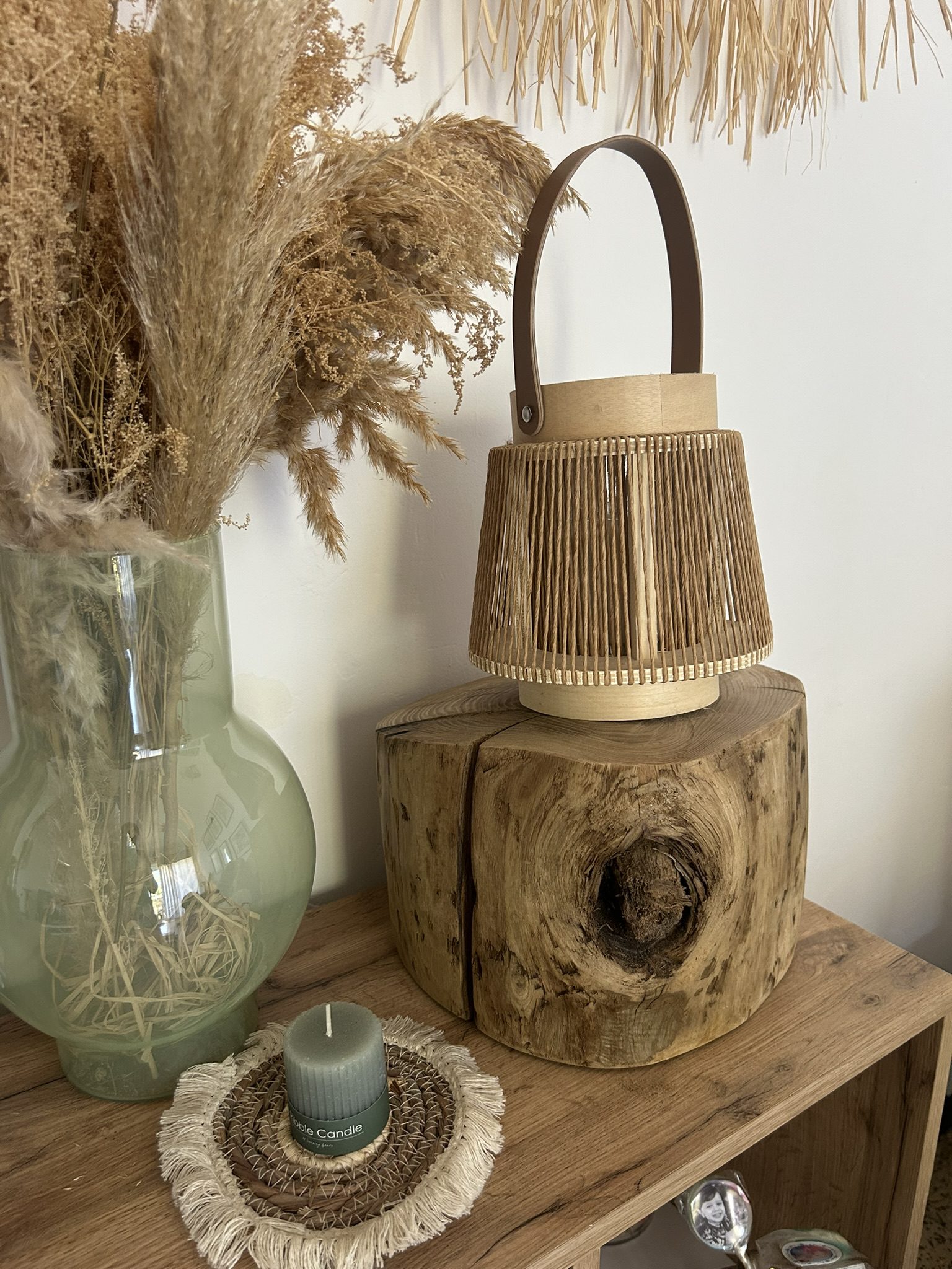 Tabouret en bois massif, avec texture naturelle et veinage marqué, pièce artisanale au caractère unique