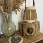 Tabouret en bois brut au charme naturel, avec veinage marqué et nœud apparent, parfait pour une décoration chaleureuse et bohème