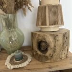 Tabouret décoratif en bois massif avec veinage apparent et nœud central, pièce artisanale naturelle au style authentique