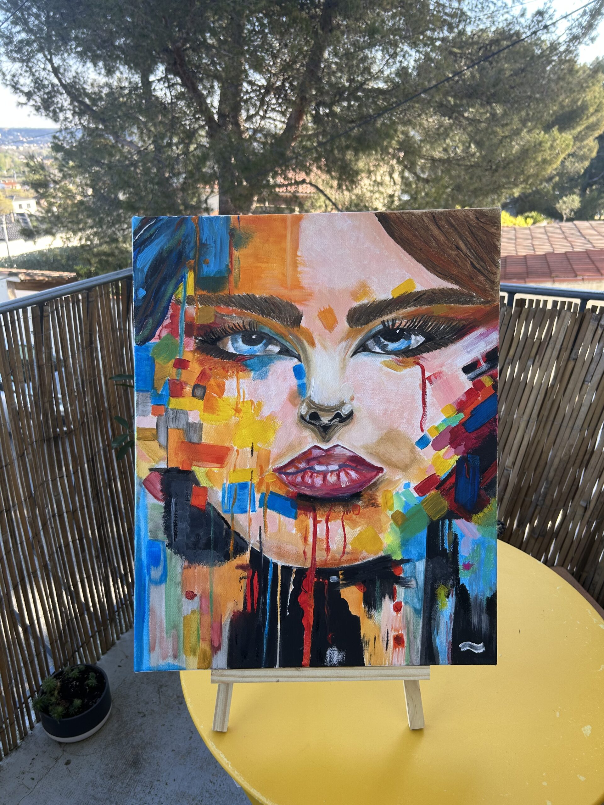 Peinture à l’huile d’un portrait de femme aux yeux bleus, une œuvre originale et contemporaine pour la décoration intérieure.