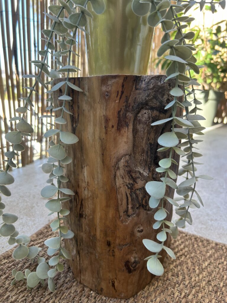 Tabouret en bois massif artisanal avec veinage apparent, décoration naturelle
