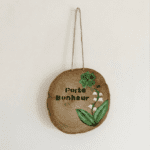 Accroche porte-bonheur artisanale en bois flotté avec muguet blanc, décoration naturelle inspirée du 1er mai, création faite main