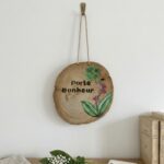 Décoration murale porte-bonheur 1er mai en bois flotté avec fleurs de muguet rose, création artisanale unique et naturelle