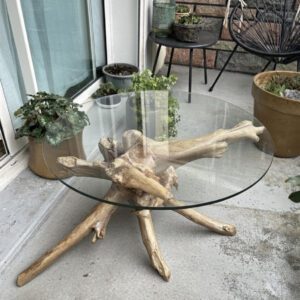 table basse artisanale avec socle en bois naturel, plateau sur mesure en verre diamètre 115-120 cm, hauteur 67 cm, pièce unique