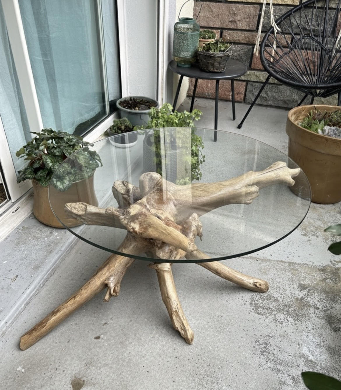 table basse artisanale avec socle en bois naturel, plateau sur mesure en verre diamètre 115-120 cm, hauteur 67 cm, pièce unique