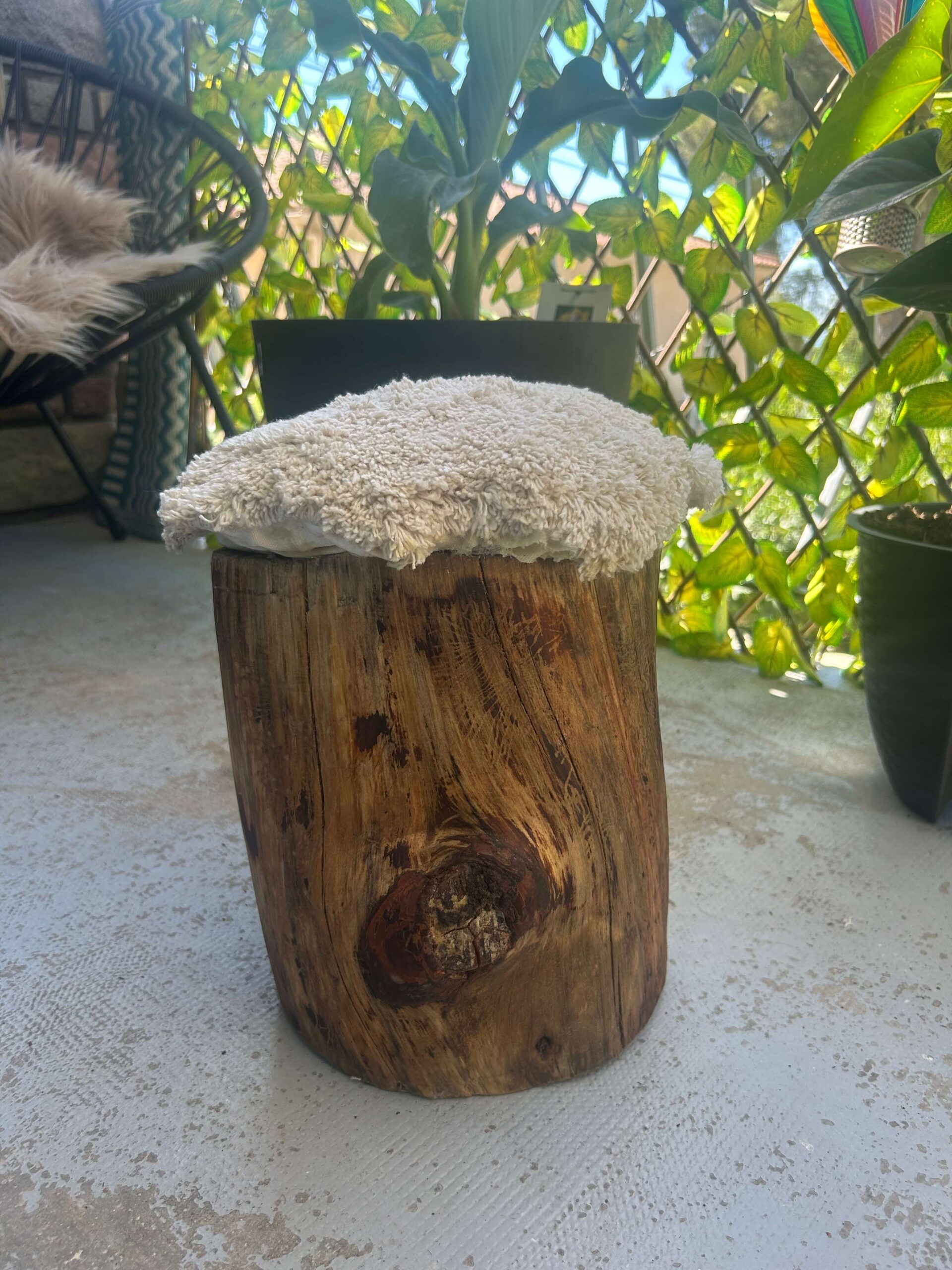 Tabouret artisanal en chêne massif avec assise, fabrication à la main en bois naturel.