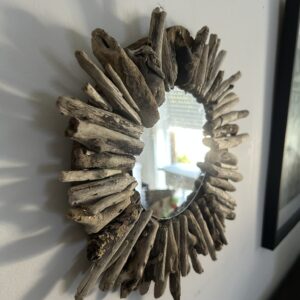 Miroir en bois flotté artisanal réalisé à la main, décoration murale naturelle au style bord de mer.