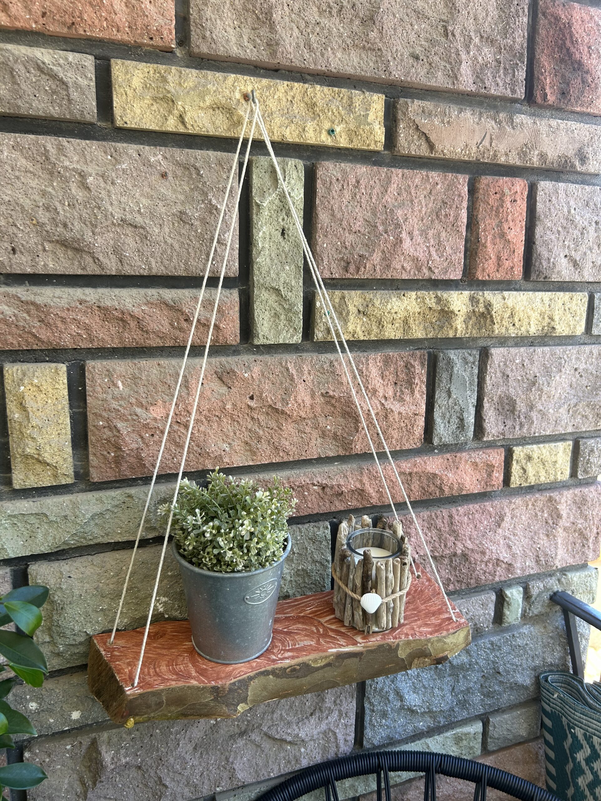 Étagère décorative en bois naturel fabriquée à la main.