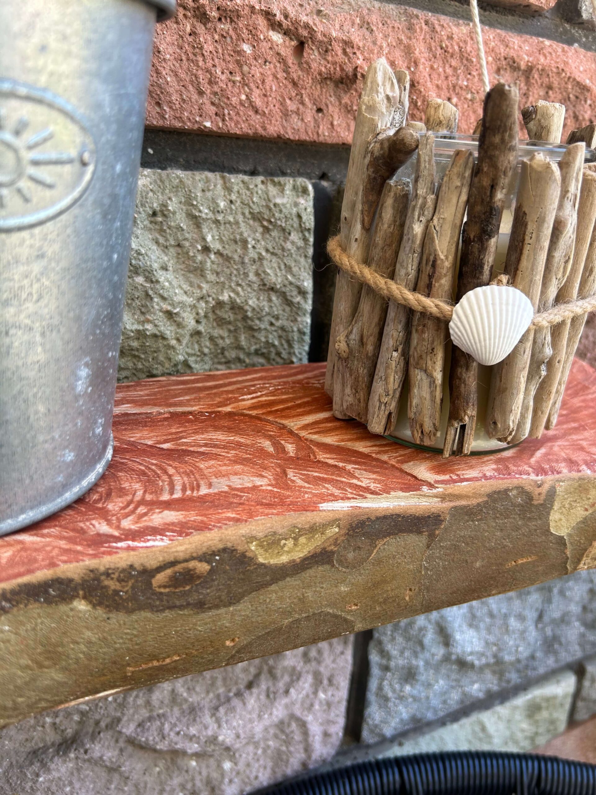 Étagère murale en bois brut avec finition peinture personnalisée