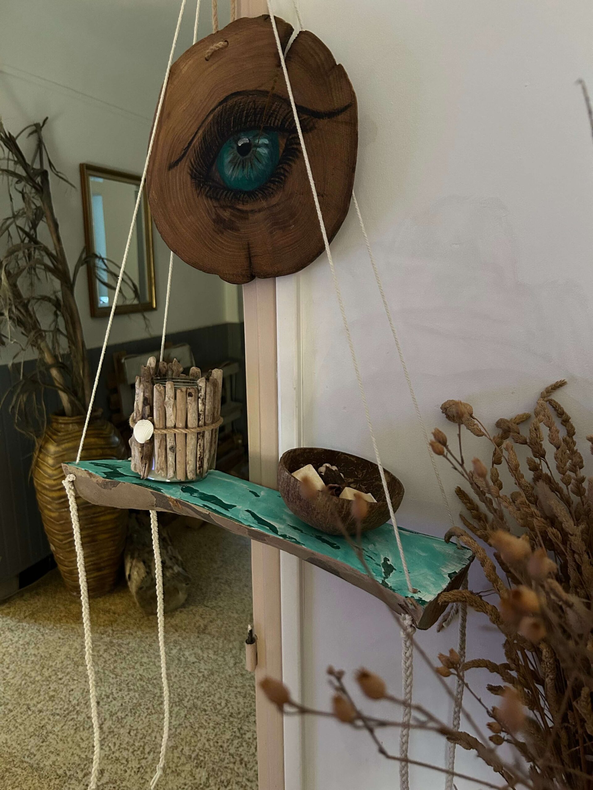 Étagère en bois peinte à la main, fabrication artisanale française, idéale pour une salle de bain ou une décoration marine.