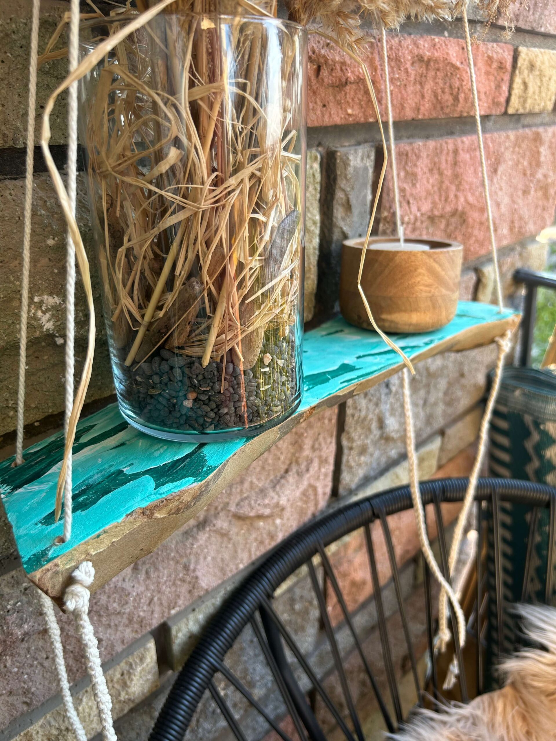 Étagère murale en bois naturel avec finition peinte, création artisanale personnalisable pour une décoration bord de mer.