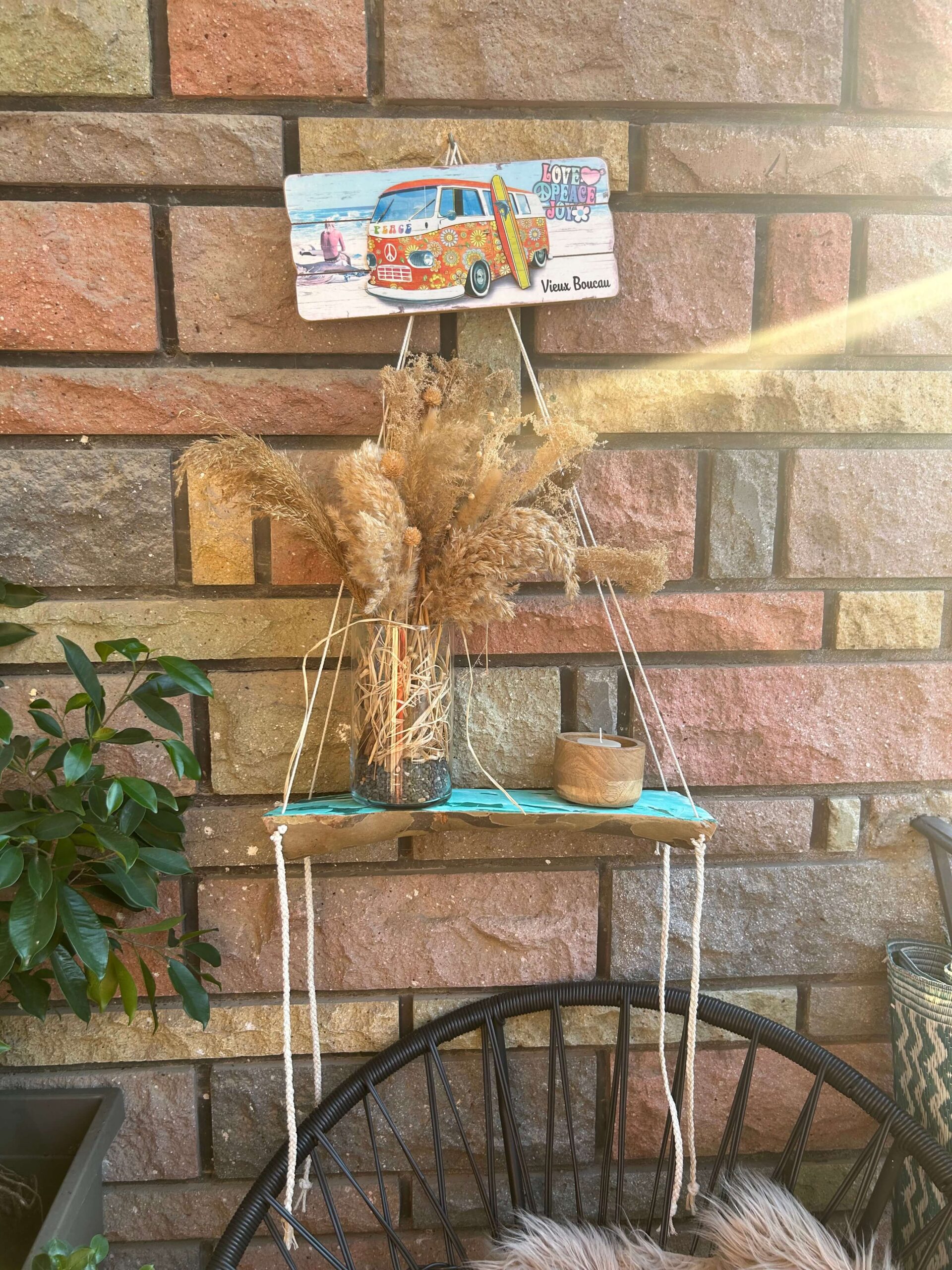 Étagère murale artisanale en bois naturel peinte à la main, personnalisable, idéale pour une salle de bain.